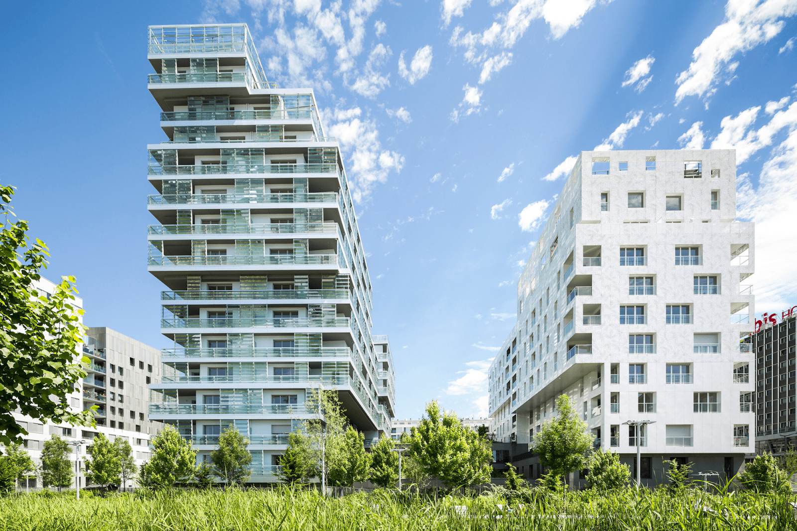 Complejo residencial moderno en construcción con implementación de metodología BIM