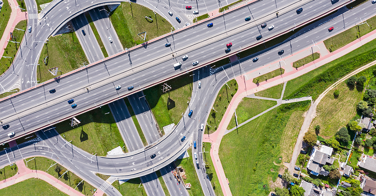 Proyecto de infraestructura vial mostrando construcción de puentes e ingeniería moderna